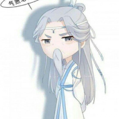 老人在绿化带扎篱笆种菜